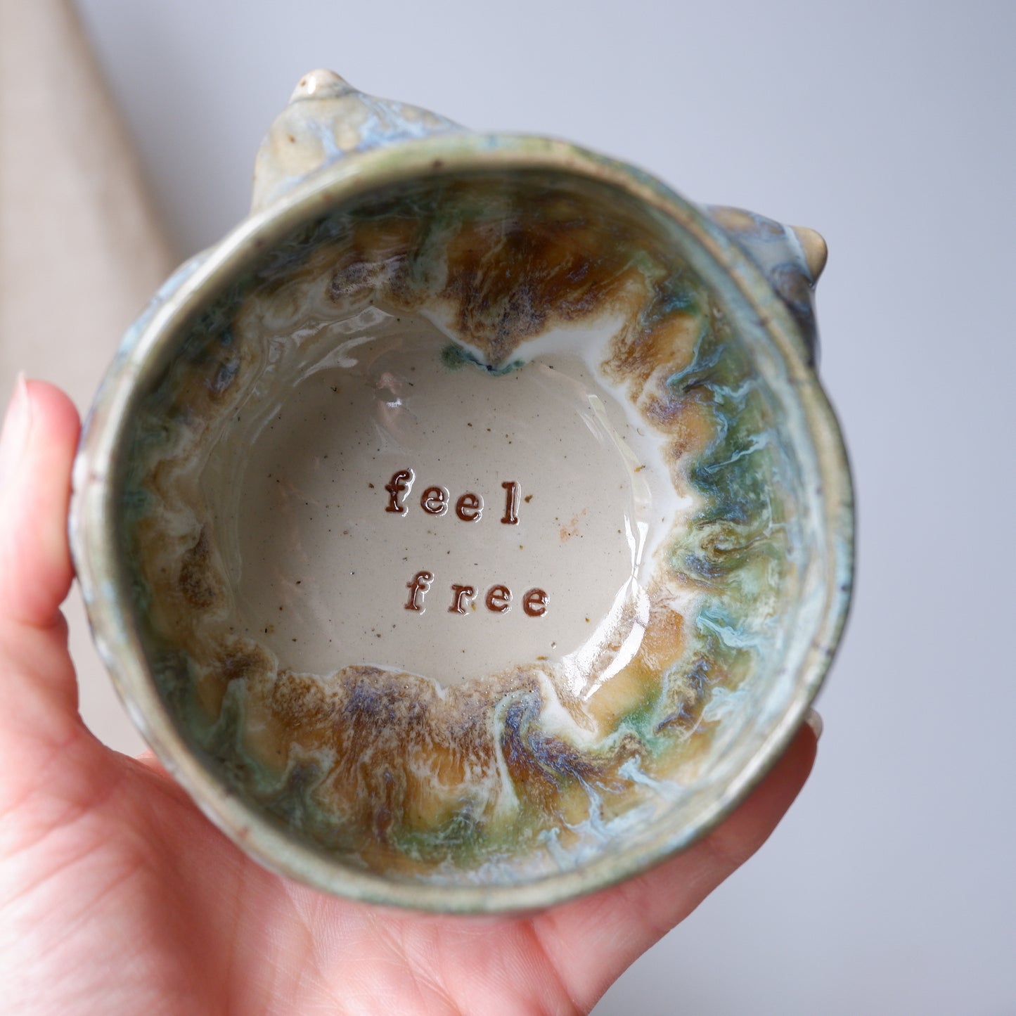 'feel free' colorful Mug
