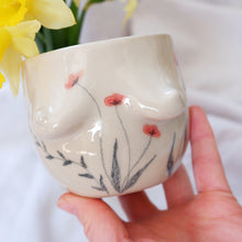 Load image into Gallery viewer, Beige mug with flowers drawn by hand 🌱
