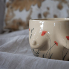 Load image into Gallery viewer, Beige mug with flowers drawn by hand 🌼

