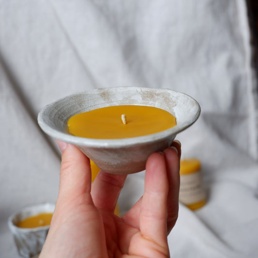 Beeswax candle in handmade ceramics no2