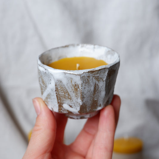 Beeswax candle in handmade ceramics no3