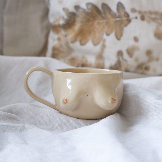 Beige mug with light brown details