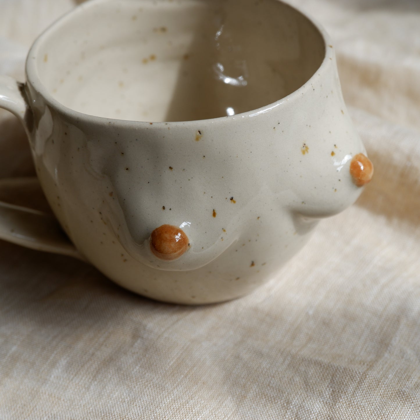 The Surprise Mug / with a handle and brown 🤎 🤎