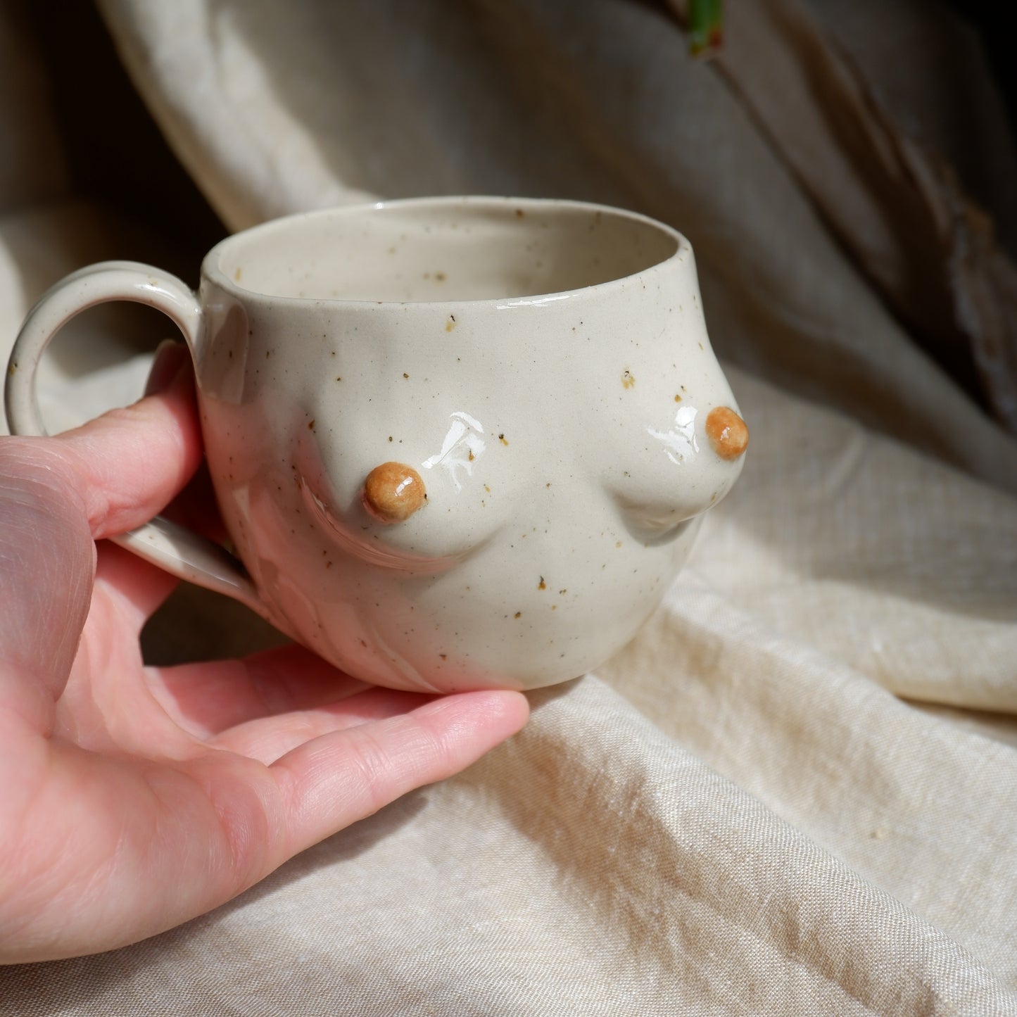 The Surprise Mug / with a handle and brown 🤎 🤎