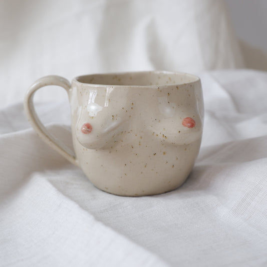 Beige mug with rose details