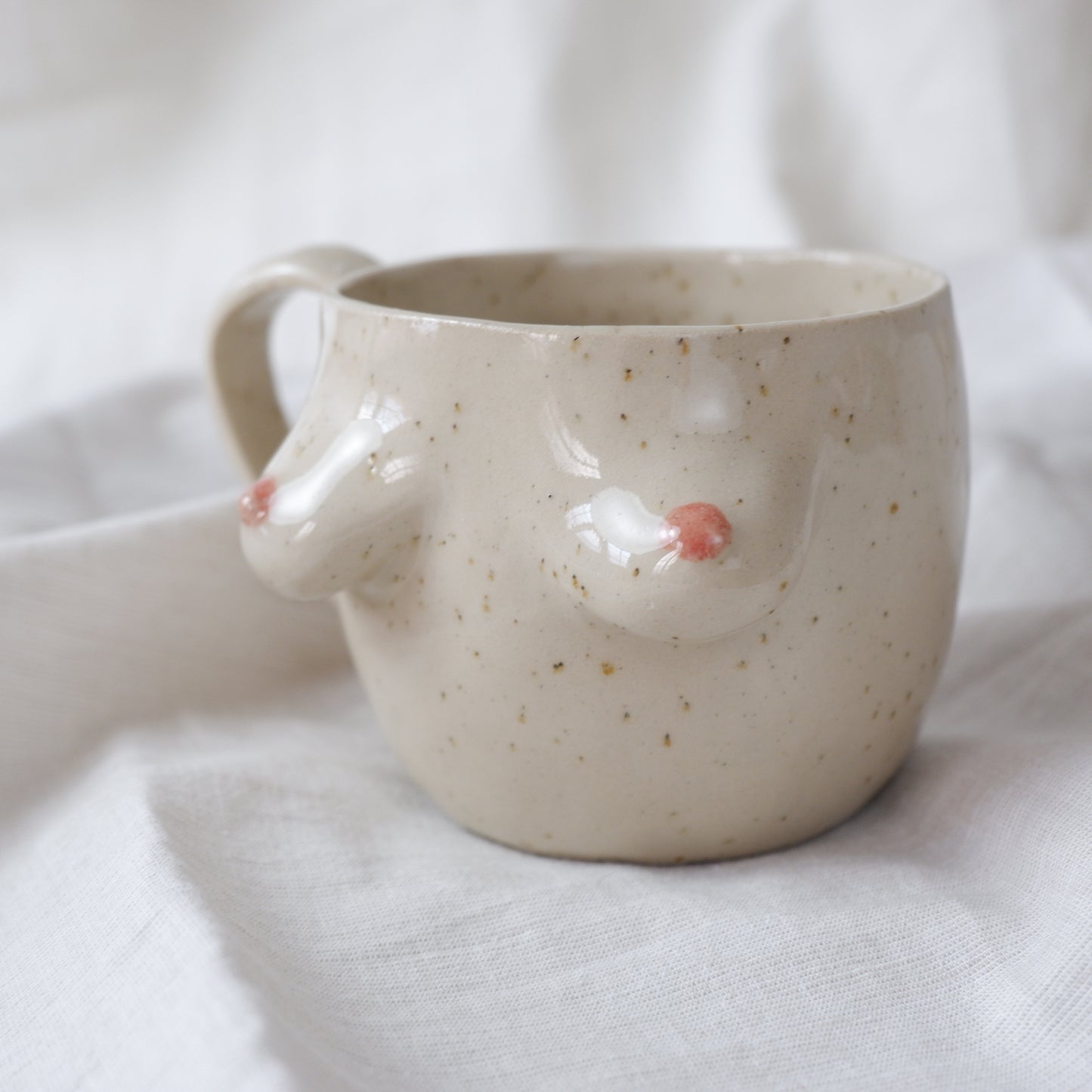 Beige mug with rose details