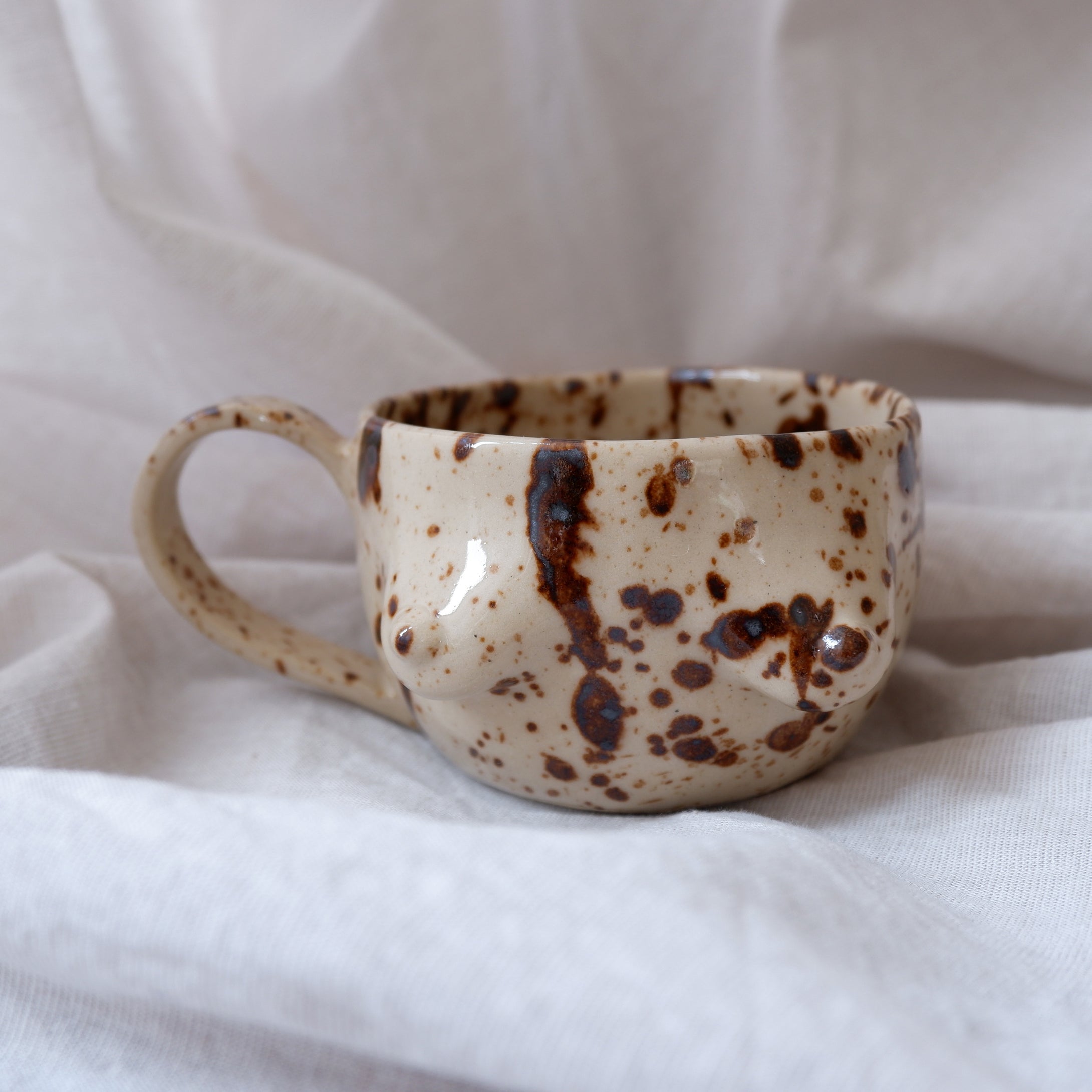 Splashed mugs with a handle