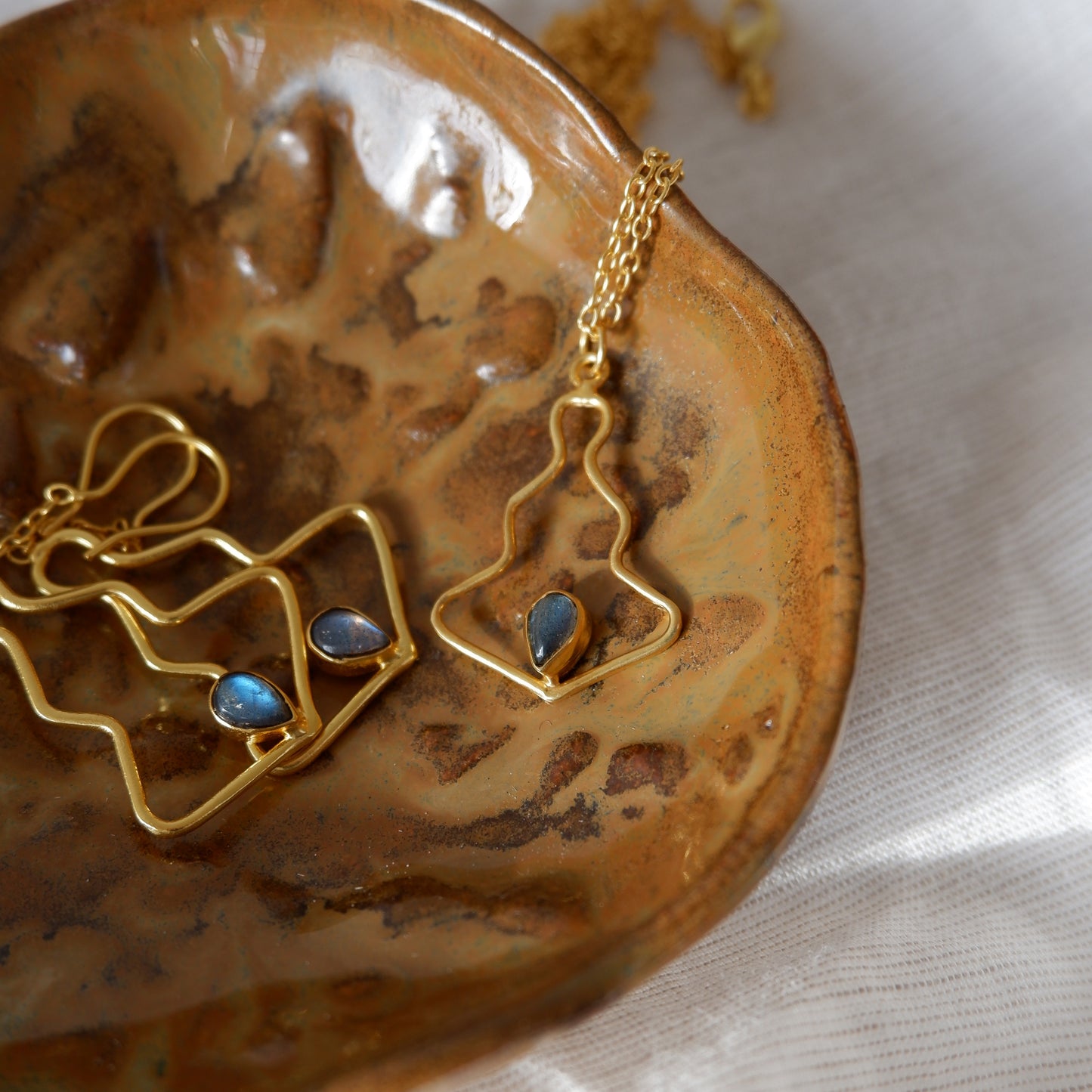 Her Being / Gold-platted brass necklace with Labradorite