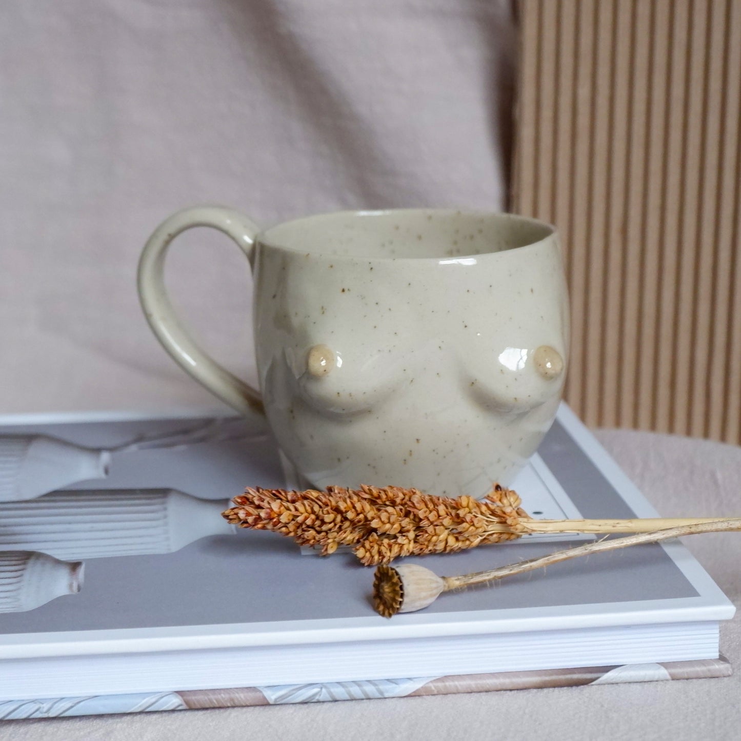 The Surprise Mug / with a handle and brown 🤎 🤎