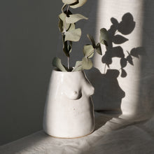Load image into Gallery viewer, Sculptural Vase in speckled white
